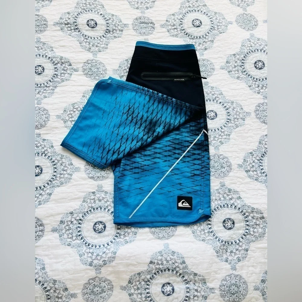 Quicksilver Board Shorts 18 Youth in Good Condition